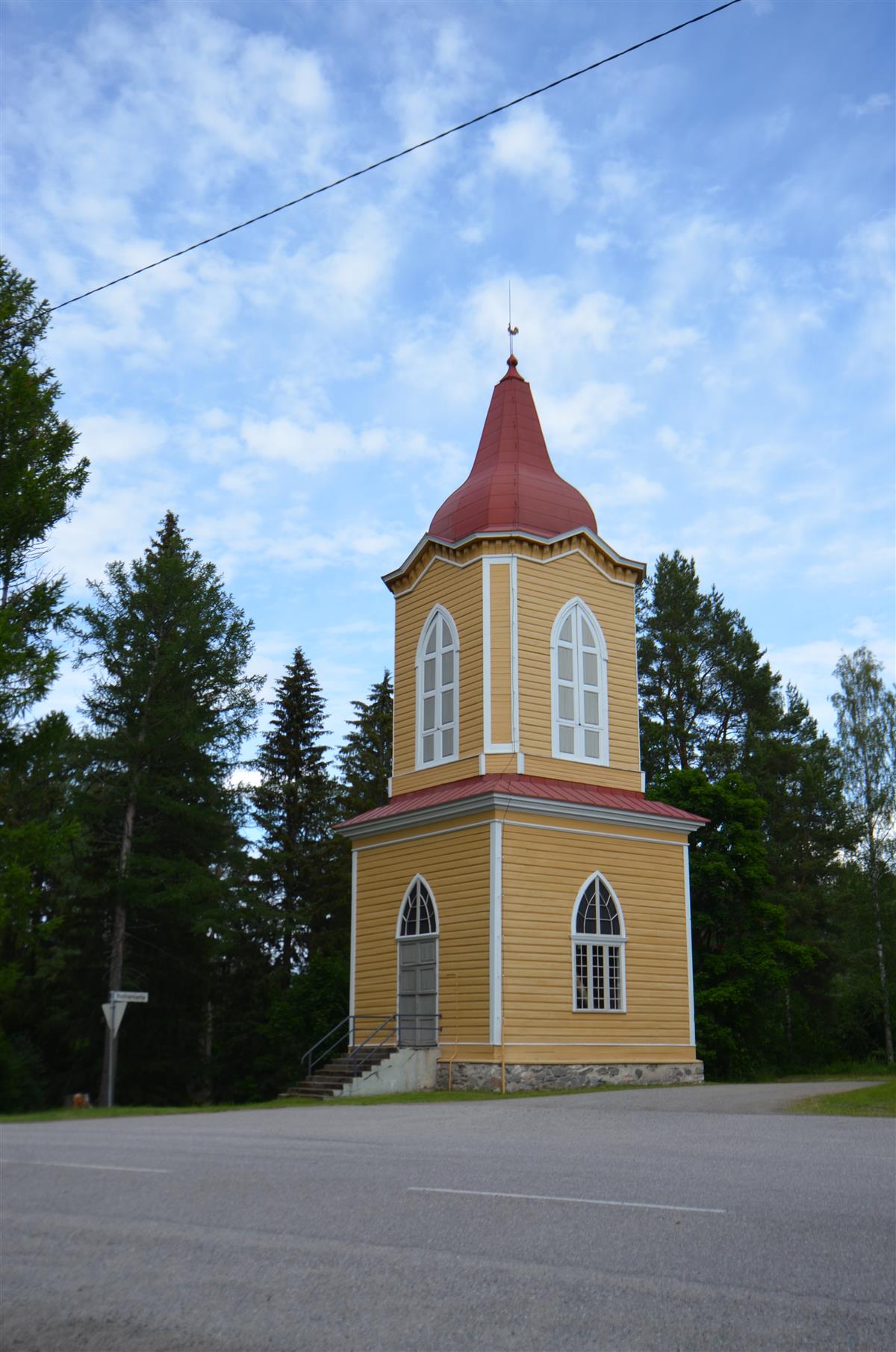 Uukuniemen kirkon kellotapuli lounaasta päin kuvattuna.&nbsp;(Päivi Makkonen&nbsp;2025)