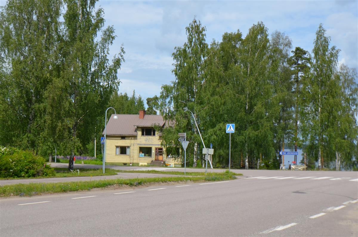 Hovikulman entinen kaupparakennus etelästä päin kuvattuna.&nbsp;(Päivi Makkonen&nbsp;2025)
