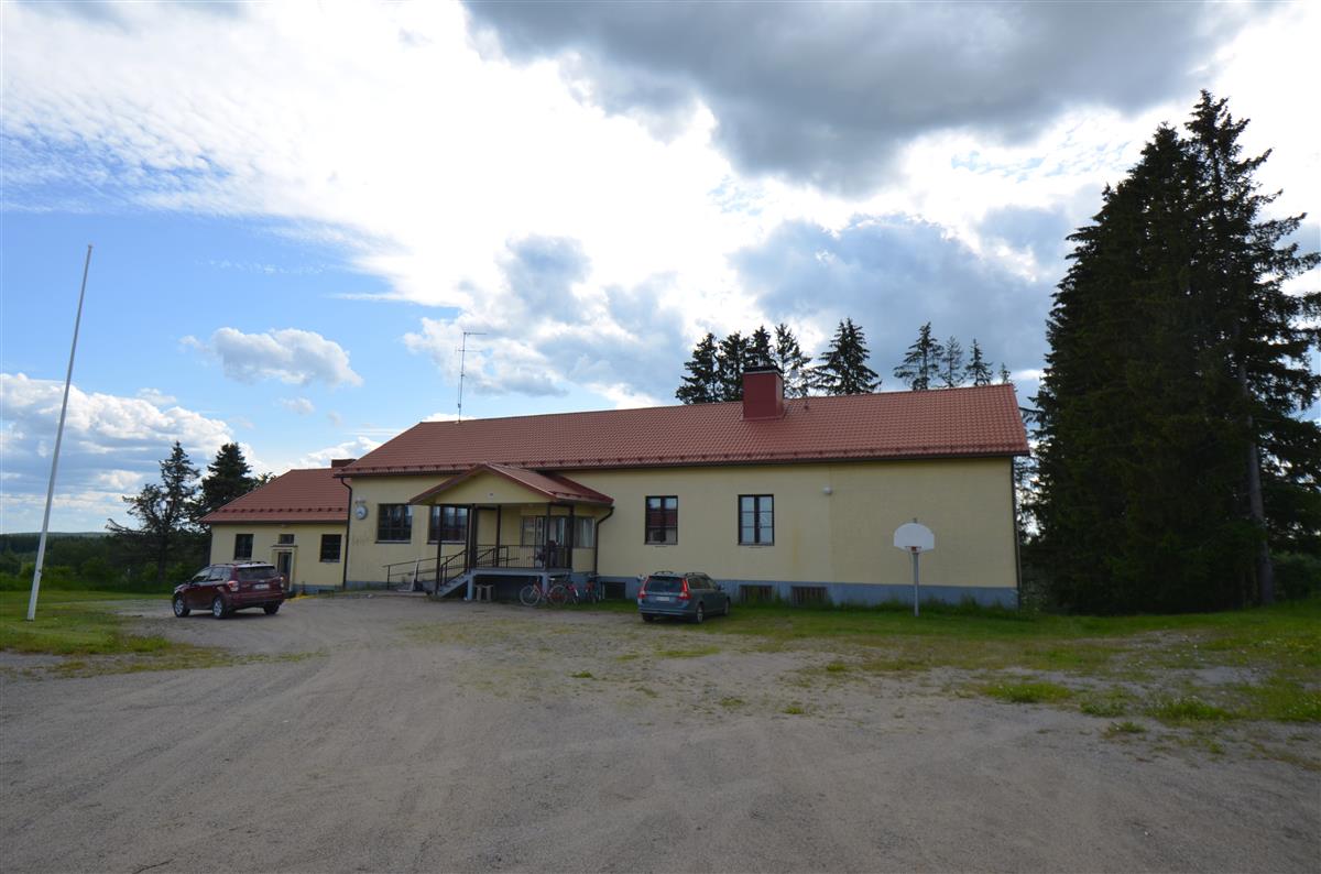 Kummun entinen kansakoulu koillisesta päin kuvattuna.&nbsp;(Päivi Makkonen&nbsp;2025)