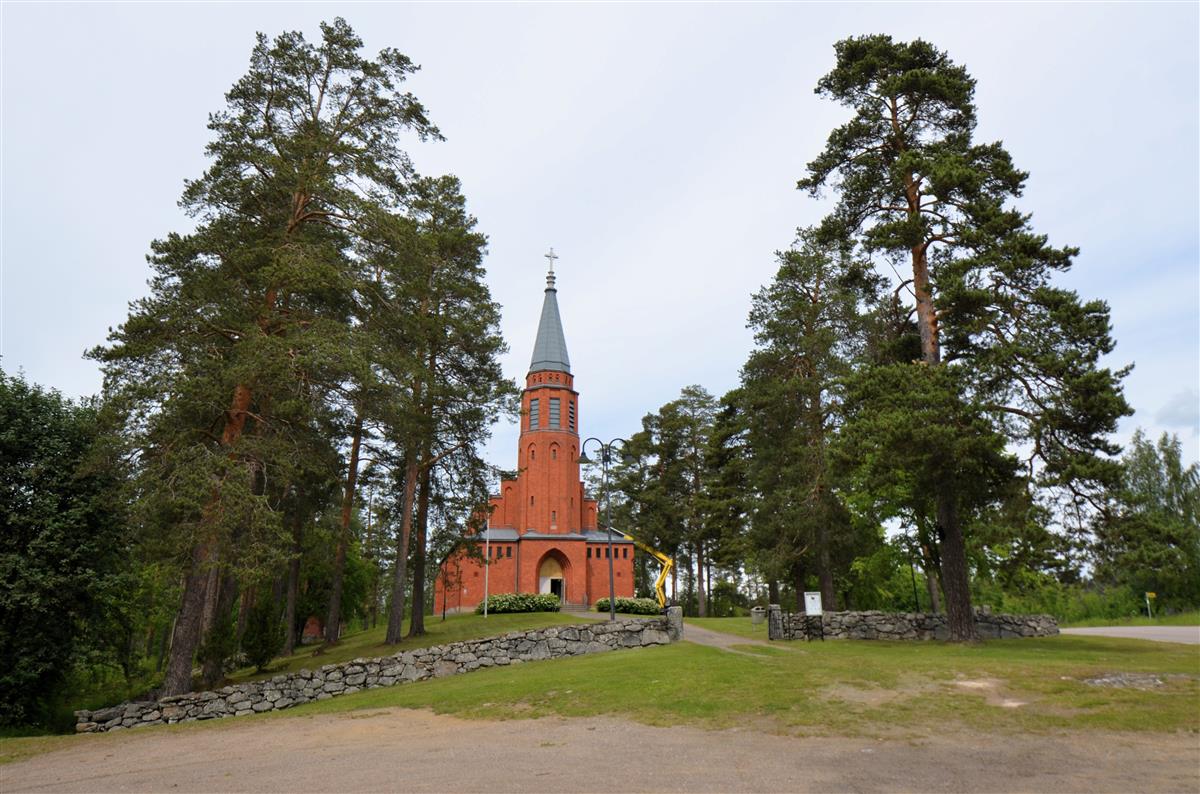 Saaren kirkko kirkkotarhoineen kaakosta päin kuvattuna.&nbsp;(Päivi Makkonen&nbsp;2025)