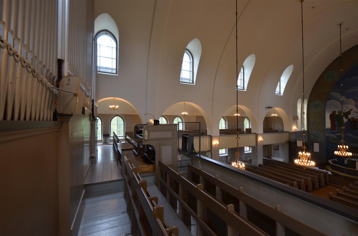 Näkymä Saaren kirkon urkuparvelta kirkkosaliin.&nbsp;(Päivi Makkonen&nbsp;2025)