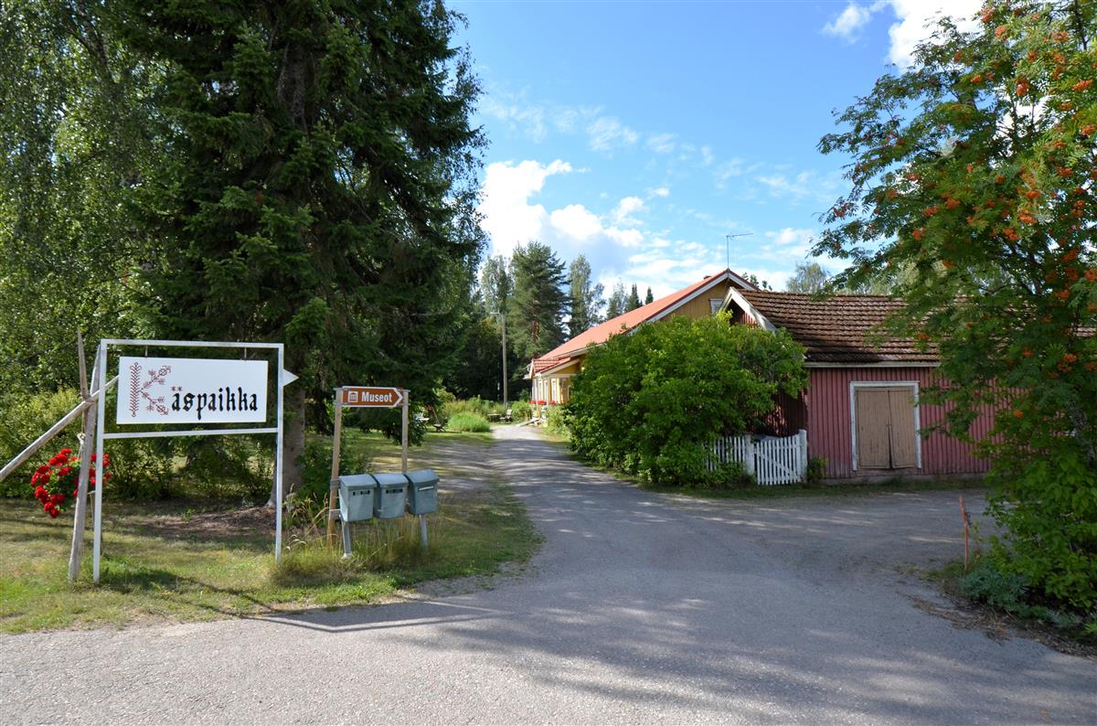 Näkymä Kirkkokadulta Parikkalan pitäjäntuvan pihapiiriin. Etualalla, oikealla pitäjäntuvan piharakennus.&nbsp;(Päivi Makkonen&nbsp;2025)