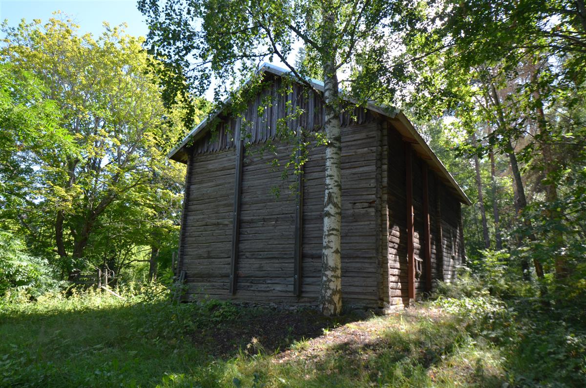 Ristimäen kartanon Vehkamäentien mutkassa sijaitseva rakennus luoteesta päin kuvattuna.&nbsp;(Päivi Makkonen&nbsp;2025)