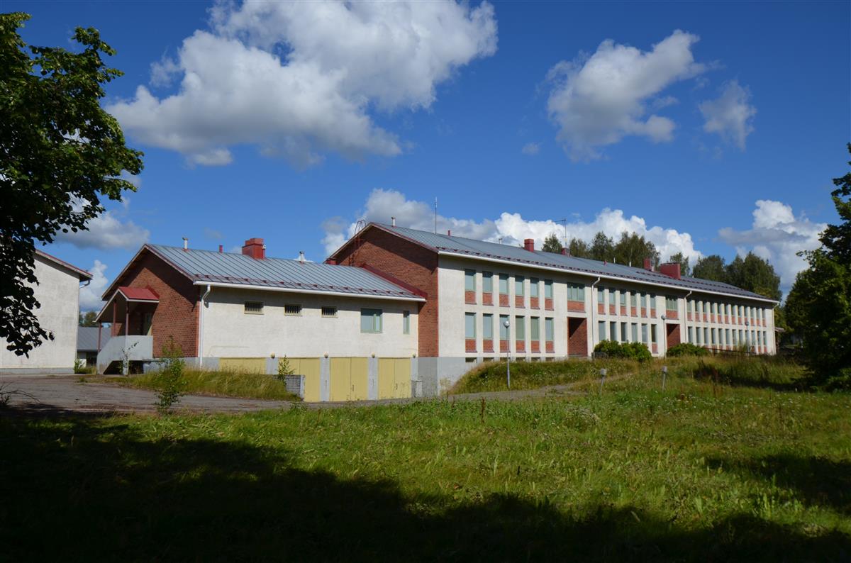 Entinen valtion virastotalo lounaasta päin kuvattuna. Asuinrakennuksen pääty vasemmalla.&nbsp;(Päivi Makkonen&nbsp;2025)