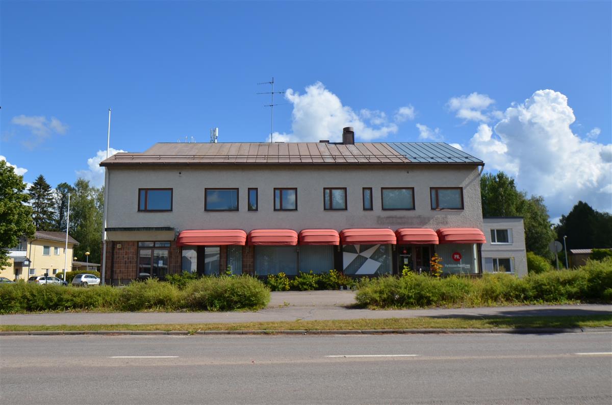 Kassalan liikerakennus lännestä päin kuvattuna. Etualalla Parikkalantie.&nbsp;(Päivi Makkonen&nbsp;2025)