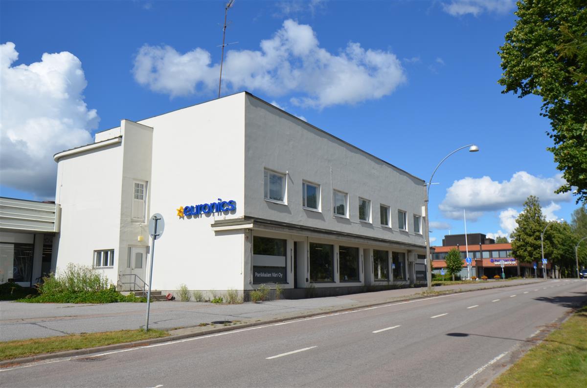Kaakonmaan liiketalo Parikkalantien yli, kaakosta päin kuvattuna.&nbsp;(Päivi Makkonen&nbsp;2025)