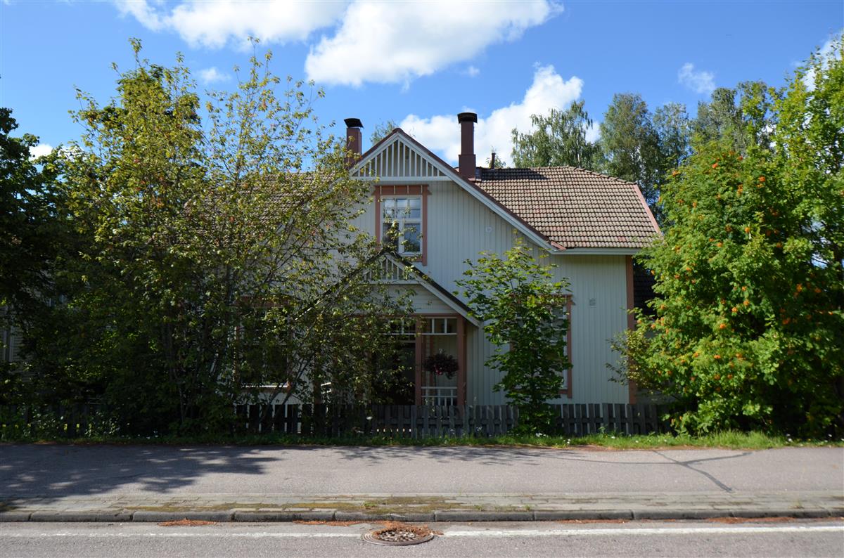 Kotiniemen huvila Parikkalantien yli, idästä päin kuvattuna.&nbsp;(Päivi Makkonen&nbsp;2025)