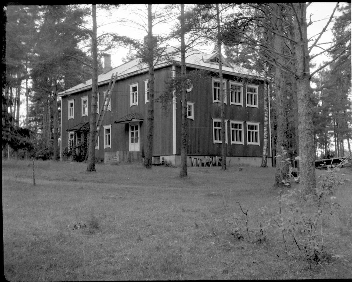 Parikkalan maamieskoulun rakennus, myöhemmin Karjalan Lomahovin majoitusrakennus.&nbsp;(Tmi Kotiseutukuva&nbsp;1951)