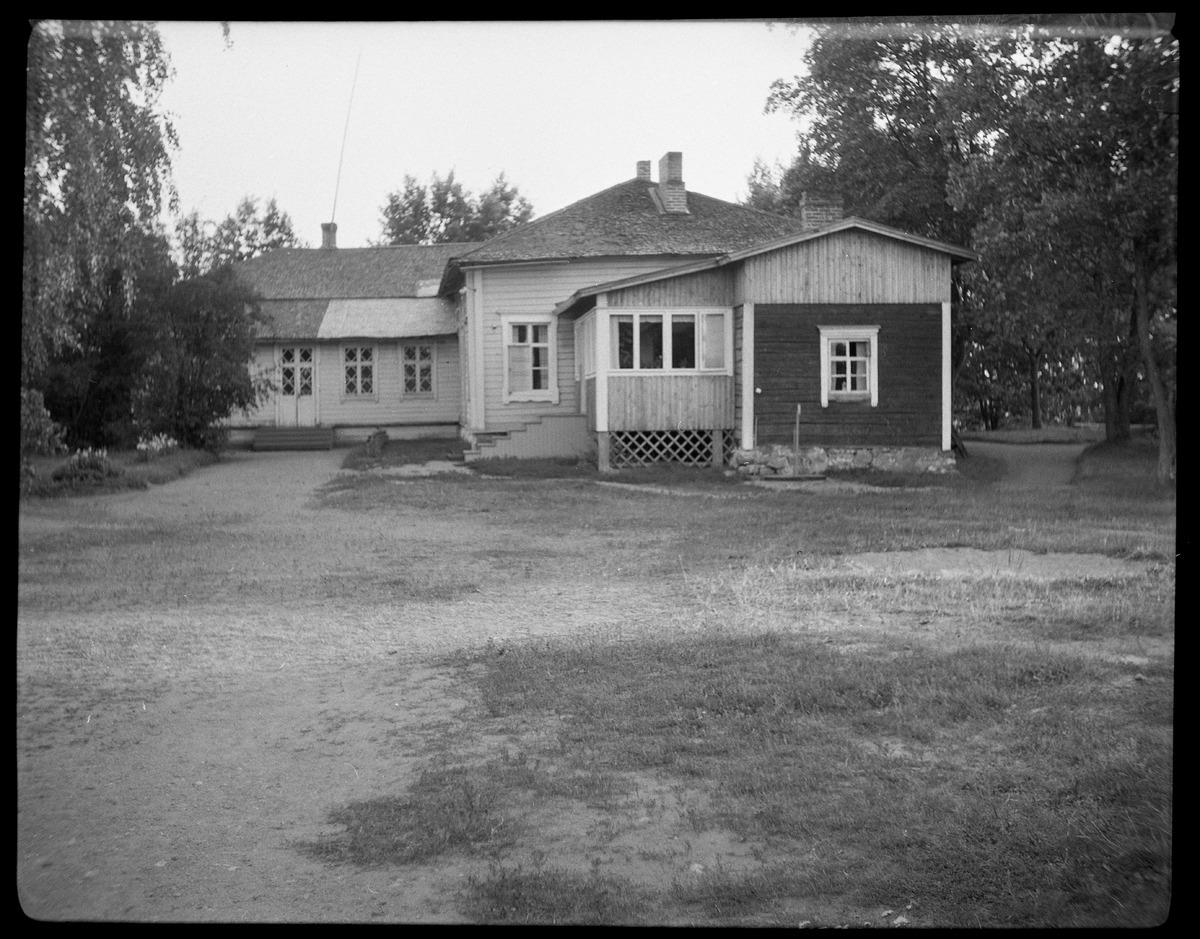 Koitsanlahden hovi Parikkalan mieskotiteollisuuskouluna. Hovin päärakennus pihalta kuvattuna.&nbsp;(Tmi Kotiseutukuva&nbsp;1951)
