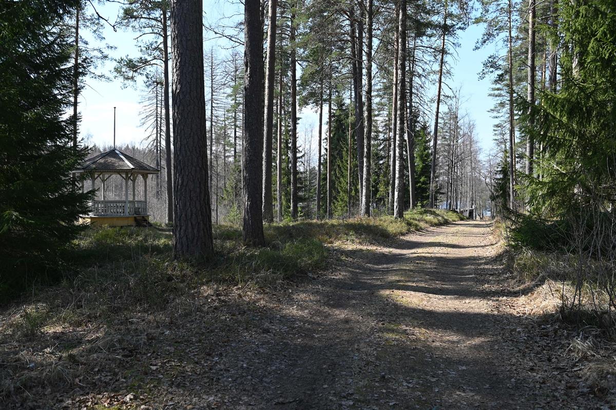 Huvimaja upseerintalolta rantaan johtavan tien varrella.&nbsp;(Teija Ahola&nbsp;2023)