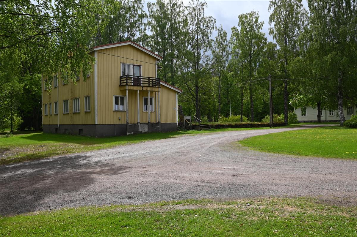 Terveystalo, kasarmin/suojeluskuntatalon kivijalkaa, upseerin asunto.&nbsp;(Teija Ahola&nbsp;2023)