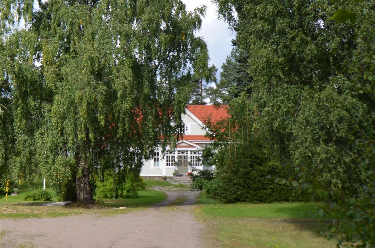 Simpeleen pappilan päärakennus kaakosta päin kuvattuna.&nbsp;(Päivi Makkonen&nbsp;2026)