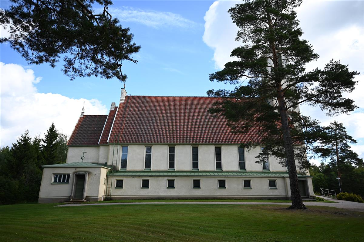 Simpeleen kirkko lounaasta päin kuvattuna.&nbsp;(Päivi Makkonen&nbsp;2026)