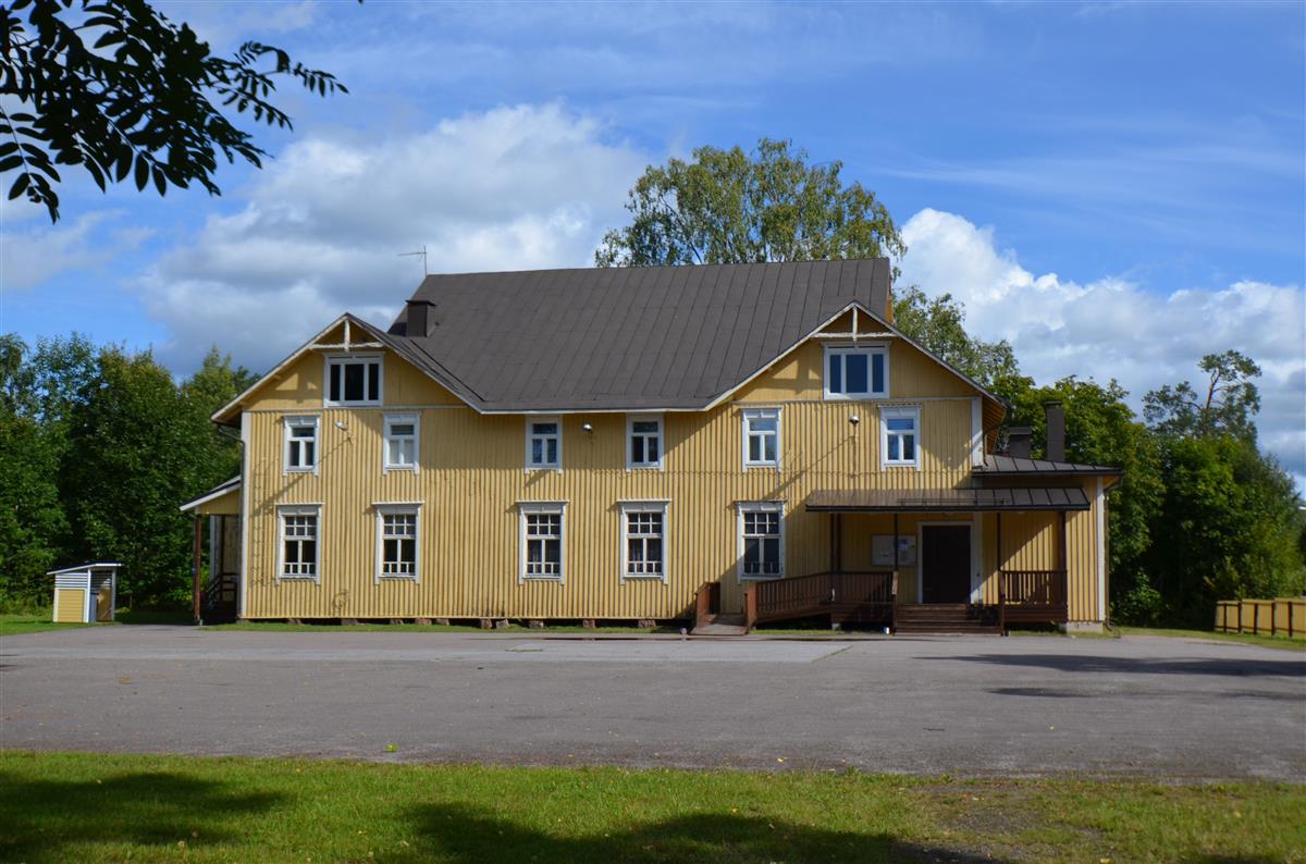Simpeleen työväentalon pääjulkisivu lounaasta päin kuvattuna.&nbsp;(Päivi Makkonen&nbsp;2026)