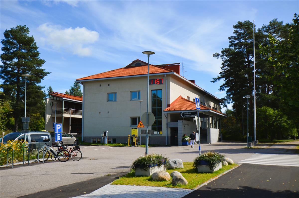 Rautjärven kunnantalo torilta, lännestä päin kuvattuna.&nbsp;(Päivi Makkonen&nbsp;2026)
