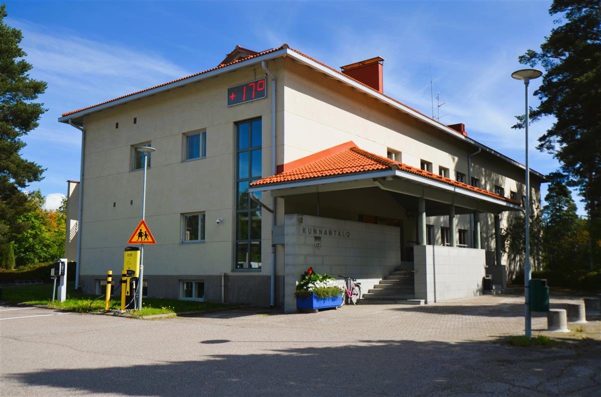 Rautjärven kunnantalo lounaasta päin kuvattuna.&nbsp;(Päivi Makkonen&nbsp;2026)