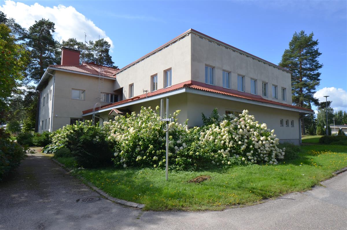 Rautjärven kunnantalo koillisesta päin kuvattuna. Vasemmalla alkuperäinen rakennusosa, oikealla laajennus.&nbsp;(Päivi Makkonen&nbsp;2026)