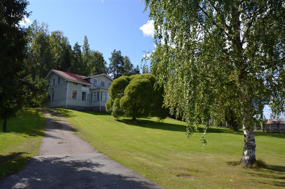 Sipilän kerhorakennus puistosta, koillisesta päin kuvattuna.&nbsp;(Päivi Makkonen&nbsp;2026)