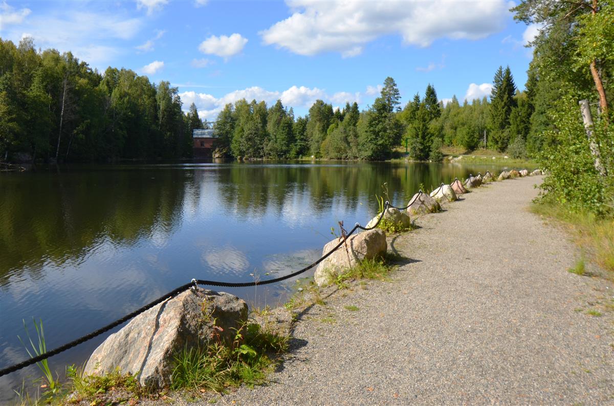 Näkymä luoteeseen Hiitolanjoen itärannalta, Ritakosken ja Lahnasenkosken väliltä. Taustalla Ritakosken voimalaitos.&nbsp;(Päivi Makkonen&nbsp;2026)