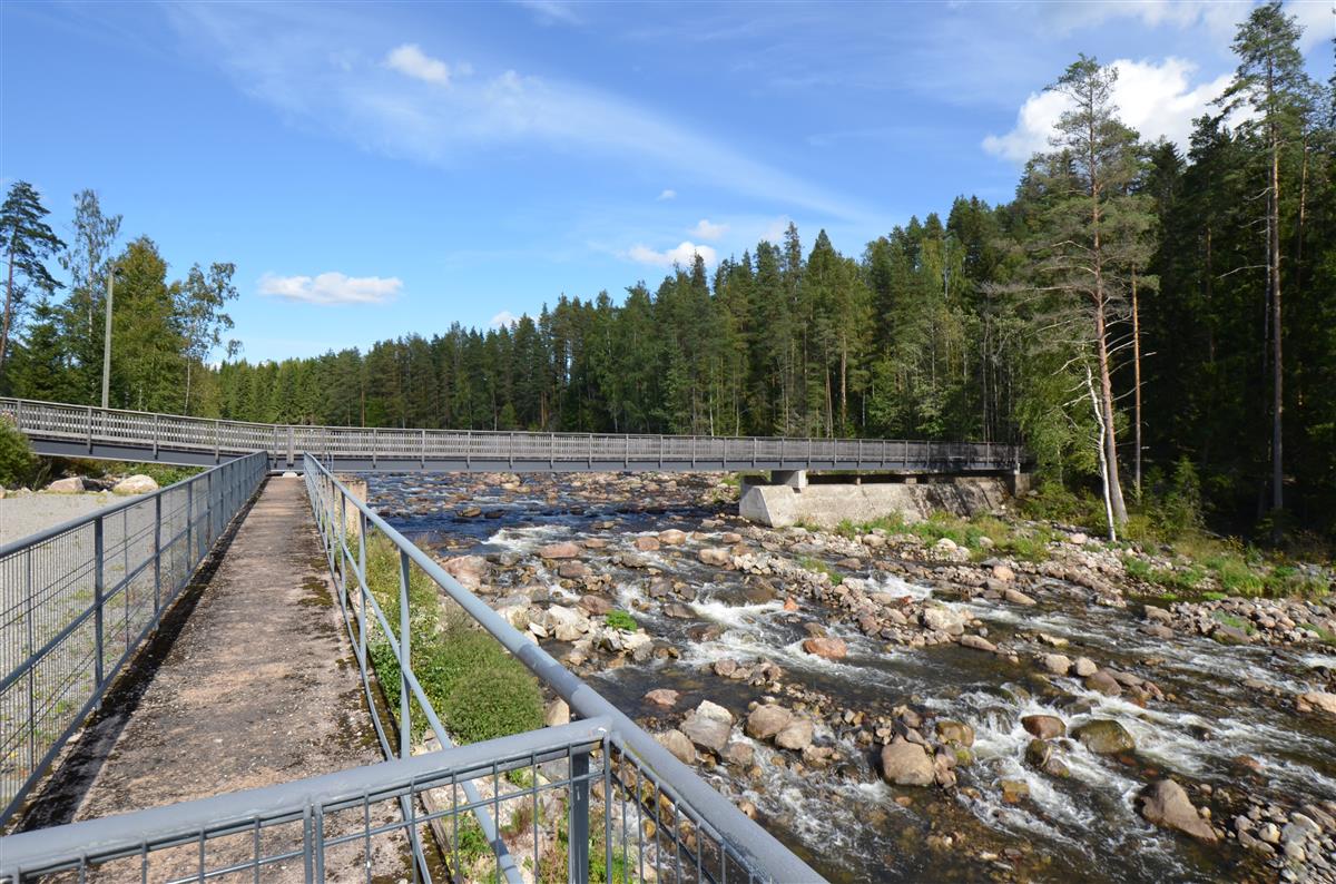 Näkymä Lahnasenkosken voimalaitokselta kohti koillista yläjuoksua ja uutta kävelysiltaa.&nbsp;(Päivi Makkonen&nbsp;2026)