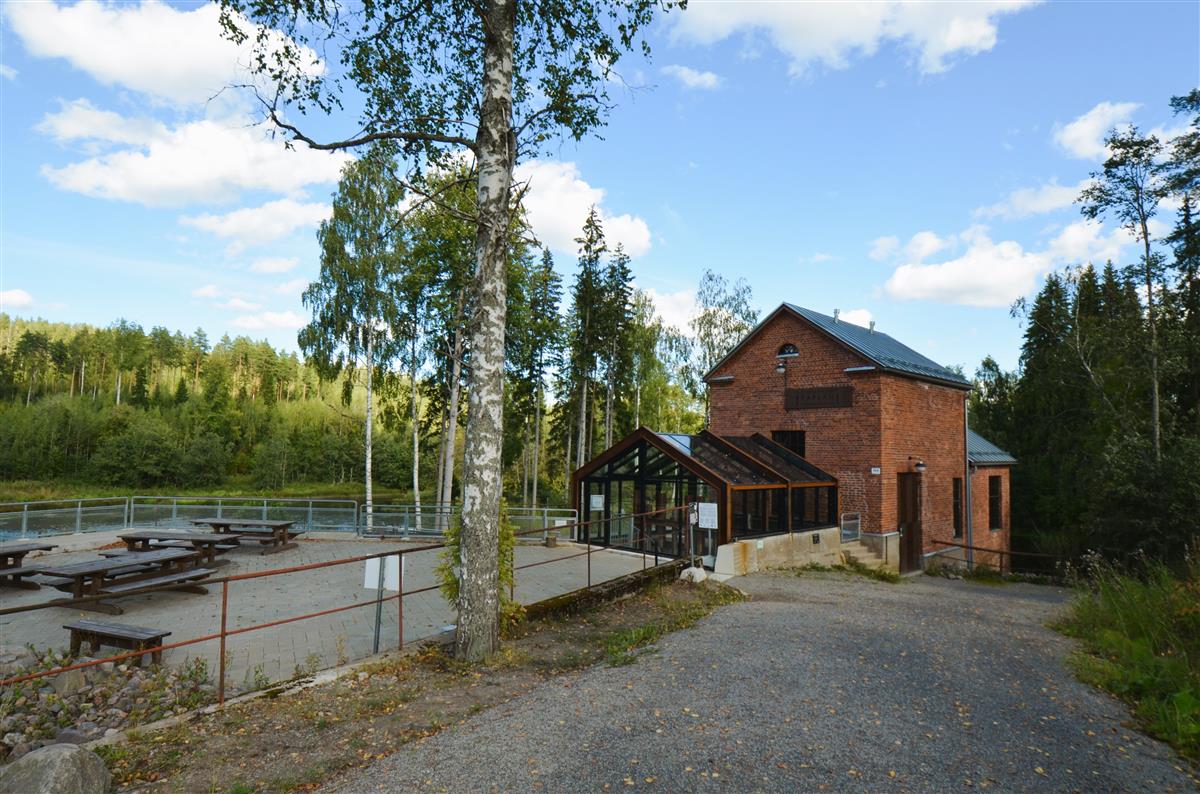 Kangaskosken voimalaitos, nykyinen Voimalaitosmuseo Kaplan, lännestä päin kuvattuna.&nbsp;(Päivi Makkonen&nbsp;2026)