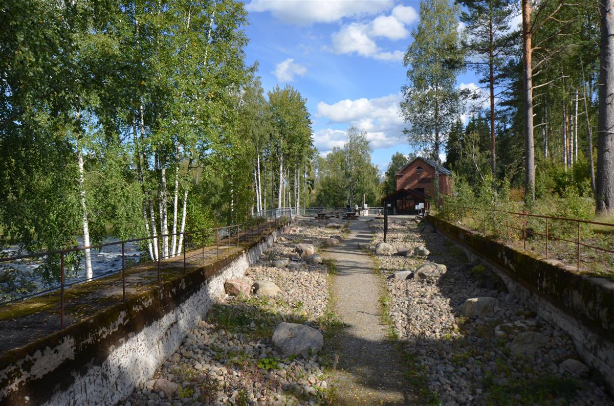Kangaskosken voimalaitoksen kivillä täytettyä yläkanavaa  lännestä päin kuvattuna.&nbsp;(Päivi Makkonen&nbsp;2026)