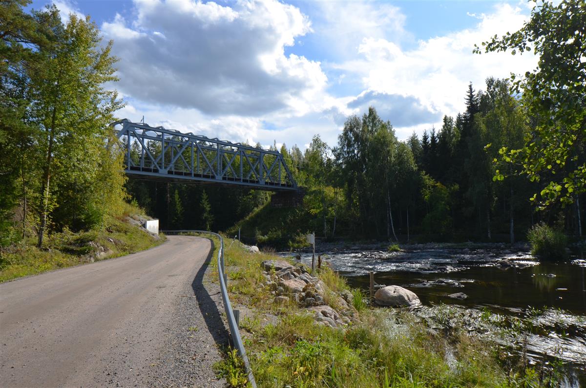 Näkymä Karjalantieltä kohti Hiitolanjoen ylittävää rautatiesiltaa ja Ritakoskea.&nbsp;(Päivi Makkonen&nbsp;2026)