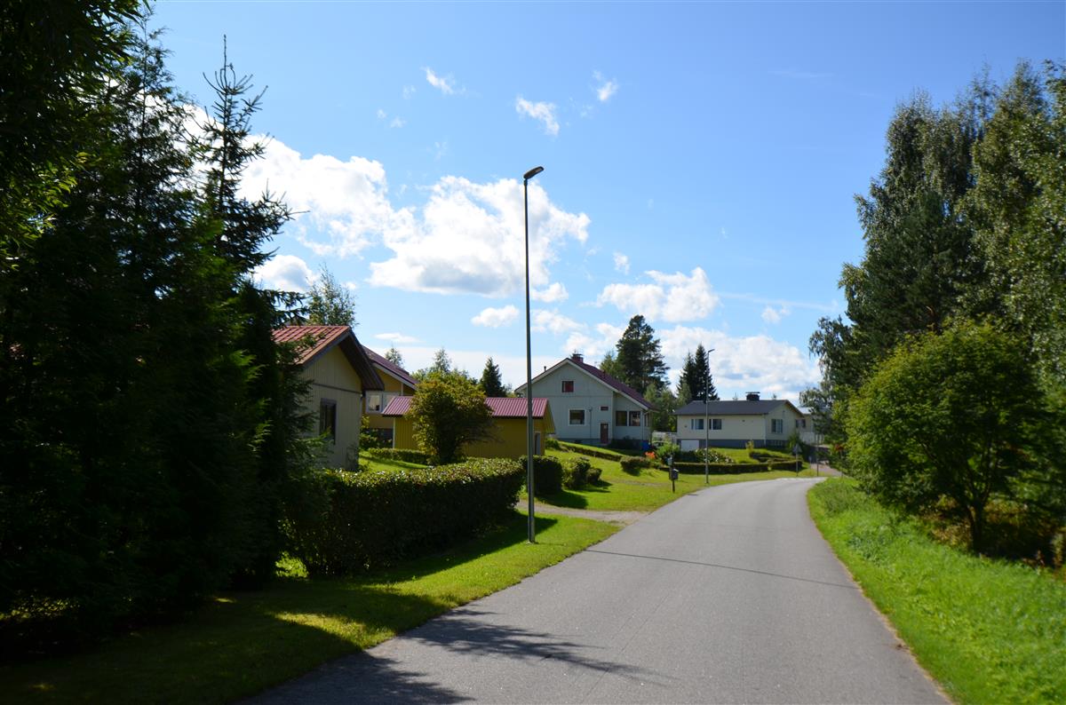 Näkymä Matomäenkadulta kohti länttä. Vasemmalla Matomäenkatu 15, 13 ja 11.&nbsp;(Päivi Makkonen&nbsp;2026)