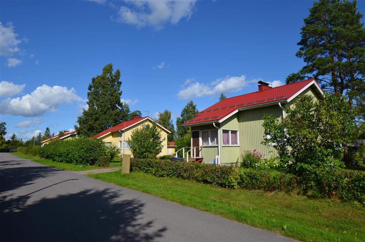 Näkymä Kotikadulta kohti pohjoista. Oikealla Kotikatu 12, 10, 8 ja 6.&nbsp;(Päivi Makkonen&nbsp;2026)