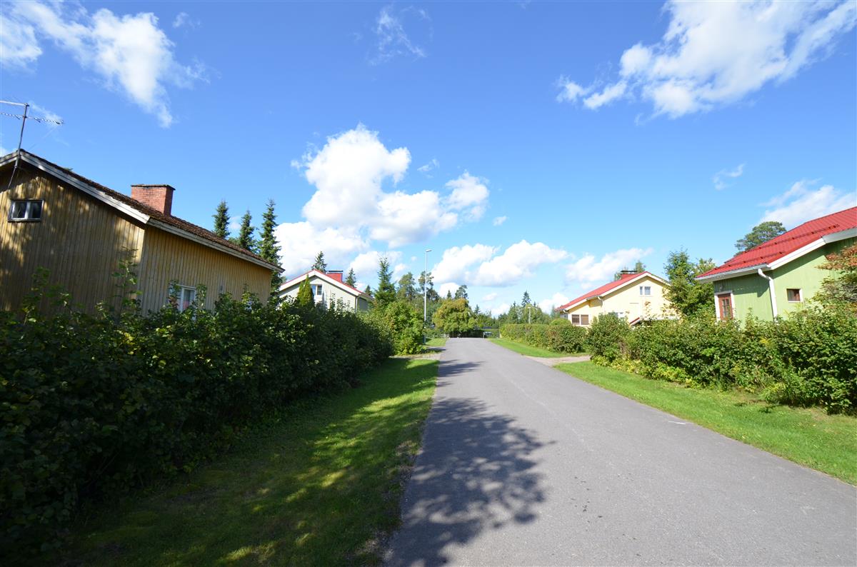 Näkymä Kotikadulta kohti pohjoista. Vasemmalla Kotikatu 5 ja 3, oikealla 8 ja 6.&nbsp;(Päivi Makkonen&nbsp;2026)