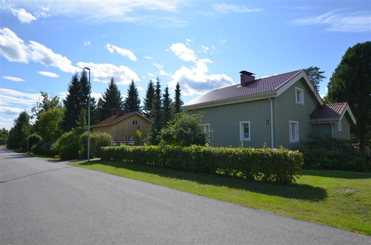 Näkymä Kotikadulta kohti etelää. Oikealla Kotikatu 3 ja 5.&nbsp;(Päivi Makkonen&nbsp;2026)
