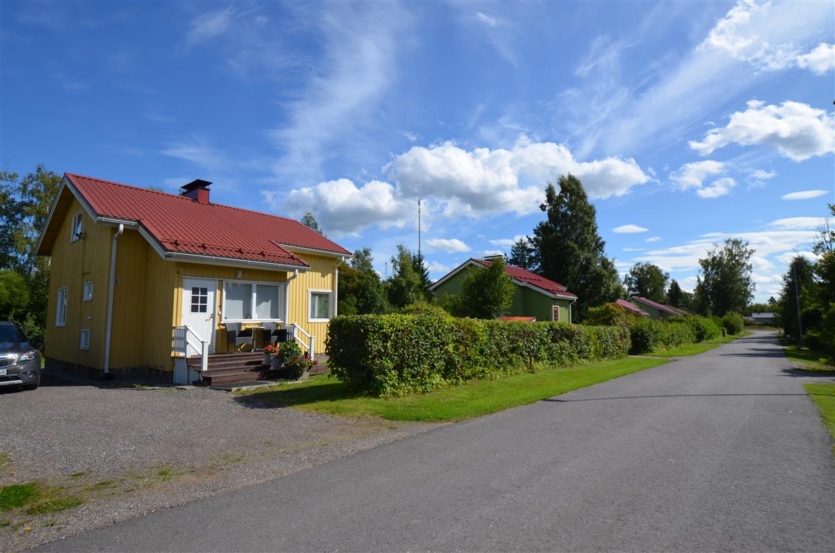 Näkymä Kotikadulta kohti kaakkoa. Vasemmalla Kotikatu 6, 8 ja 10.&nbsp;(Päivi Makkonen&nbsp;2026)