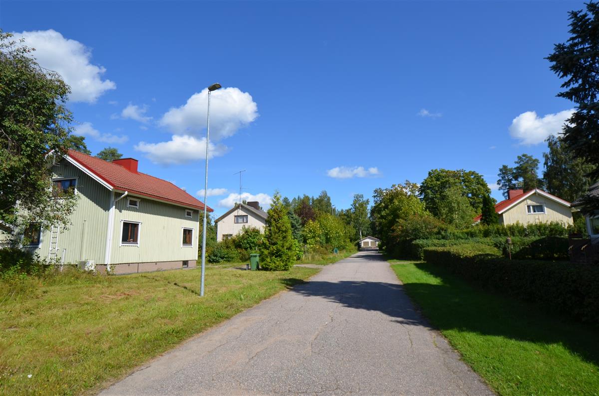 Näkymä Lopotinkadulta kohti koillista. Vasemmalla Lopotinkatu 5 ja 3, oikealla Lopotinkatu 4.&nbsp;(Päivi Makkonen&nbsp;2026)