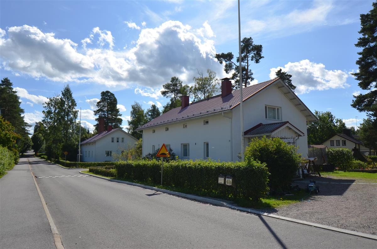 Näkymä Lehmuskadulta kohti etelää. Oikealla Lehmuskatu 11 ja 13.&nbsp;(Päivi Makkonen&nbsp;2026)