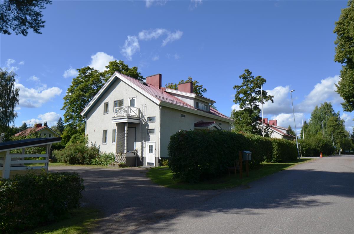Näkymä Lehmuskadulta kohti luodetta. Vasemmalla Lehmuskatu 5 ja 3.&nbsp;(Päivi Makkonen&nbsp;2026)