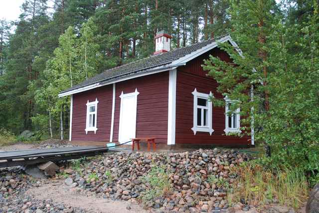 Hirsirunkoinen saunarakennus rannan tuntumassa.&nbsp;(Miikka Kurri&nbsp;15.9.2011)