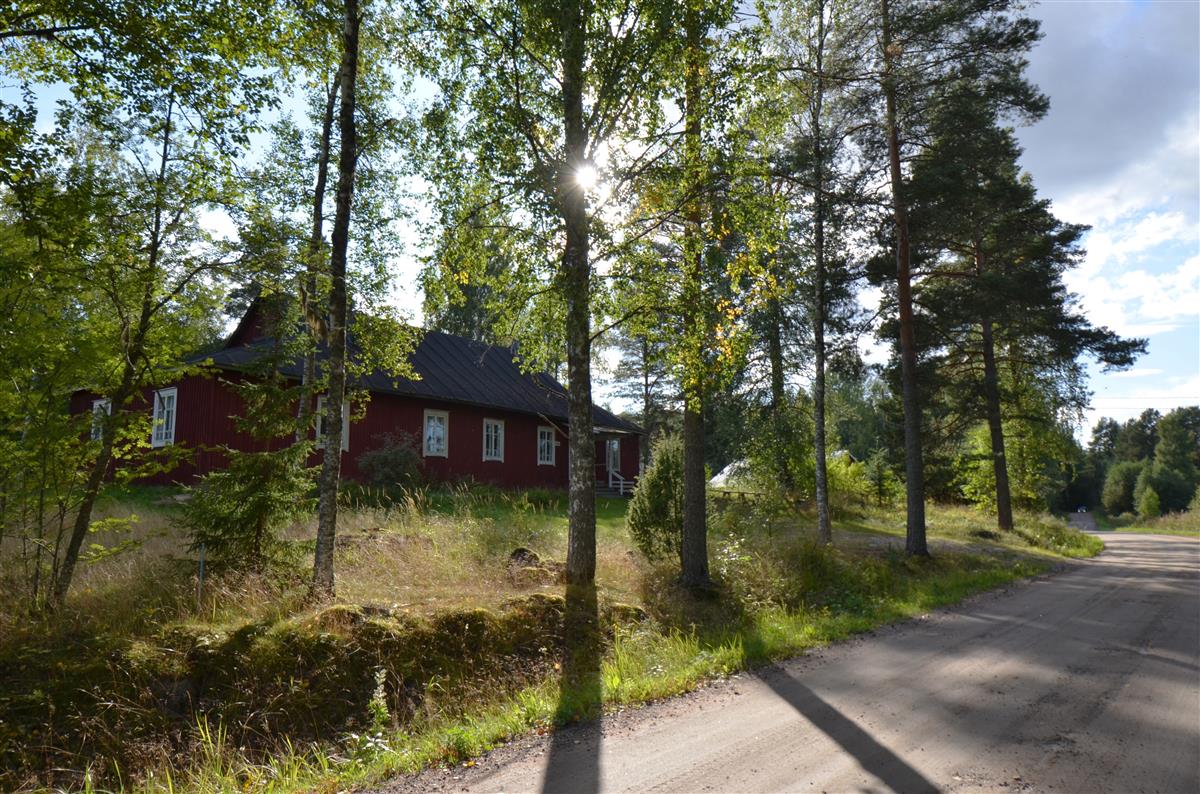 Lassilan seuratalo Niskalantien ja Lassilantien risteyksestä, idästä päin kuvattuna.&nbsp;(Päivi Makkonen&nbsp;2026)