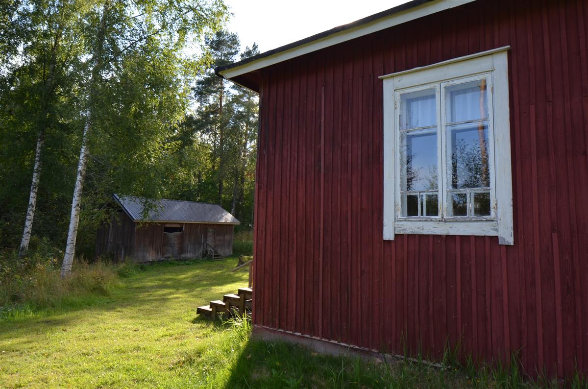 Lassilan seuratalo ja sen ulkorakennus koillisesta päin kuvattuna.&nbsp;(Päivi Makkonen&nbsp;2026)