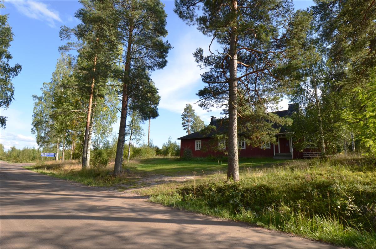 Lassilan seuratalo luoteesta päin kuvattuna. Vasemmalla Niskalantien ja Lassilantien risteys.&nbsp;(Päivi Makkonen&nbsp;2026)