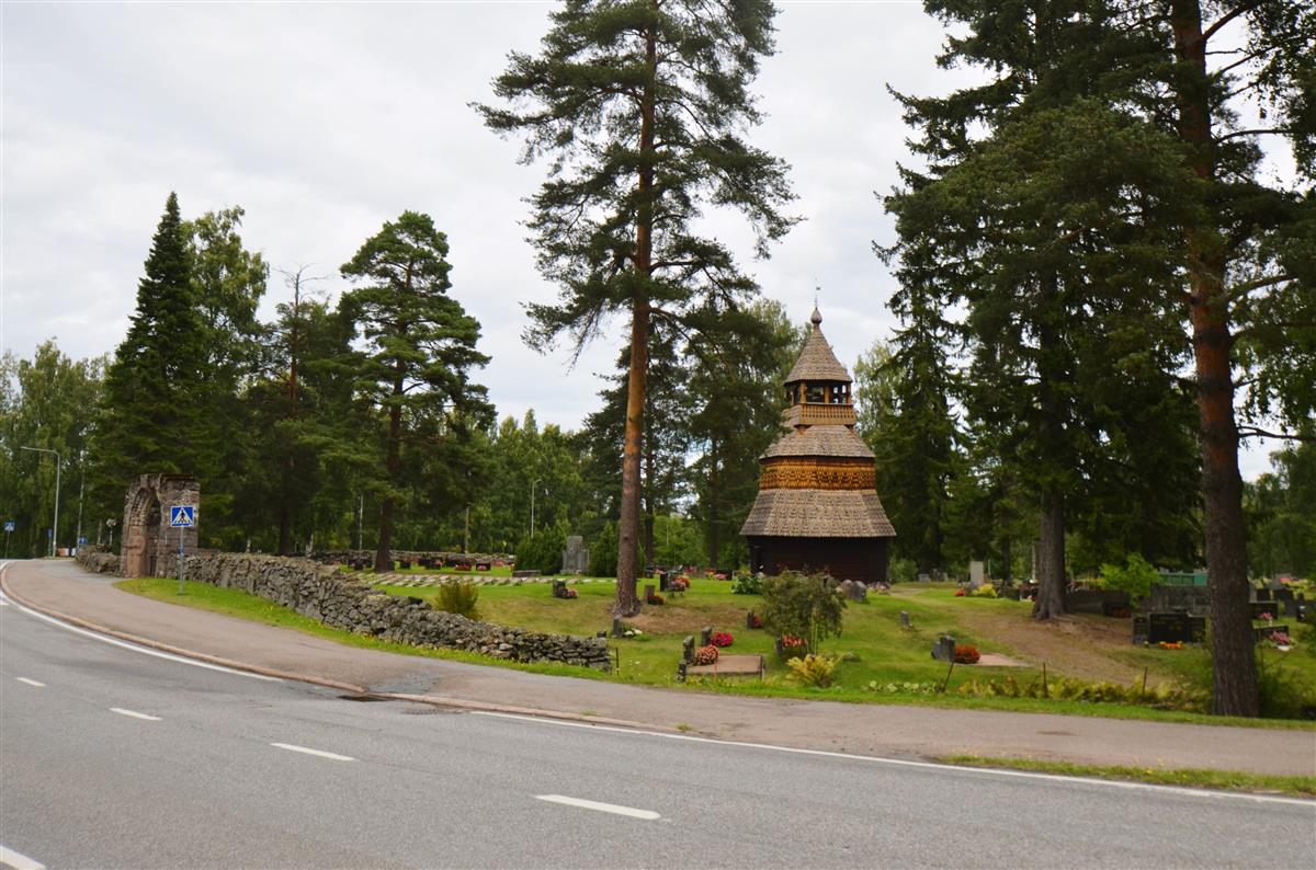 Ruokolahden kirkon kellotapuli ja vanha hautausmaa Ukonsalmentieltä, etelästä päin kuvattuna.&nbsp;(Päivi Makkonen&nbsp;2026)