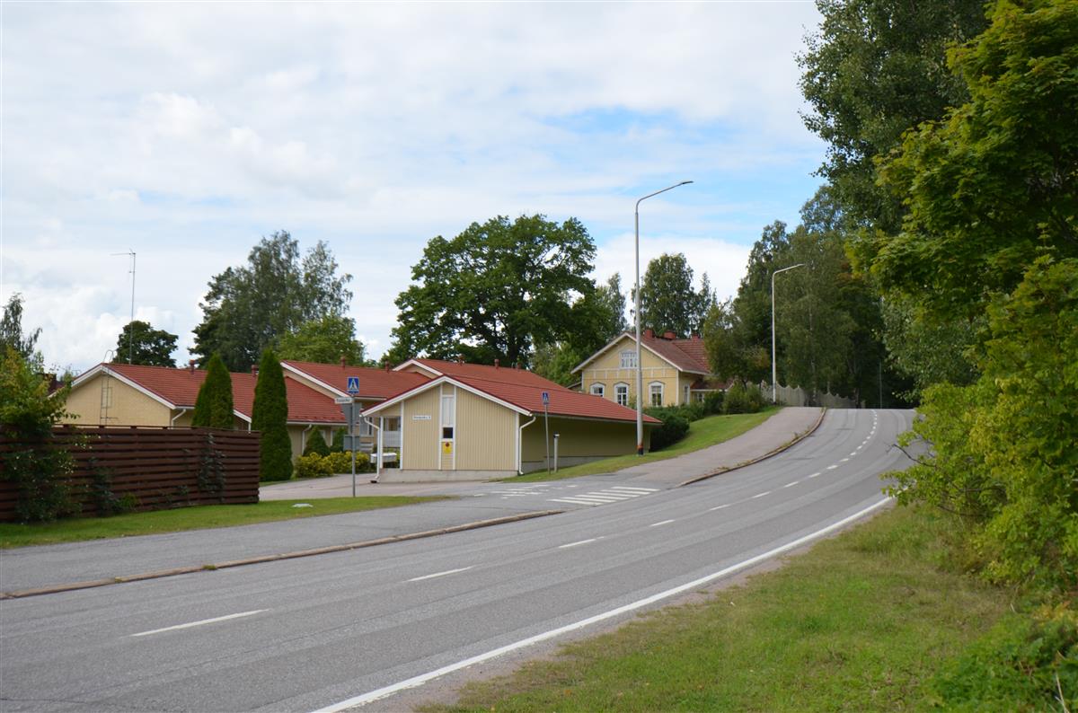 Näkymä Rasilantietä pitkin kohti luodetta. Vanha lääkärintalo takimmaisena tien vasemmalla puolella.&nbsp;(Päivi Makkonen&nbsp;2026)