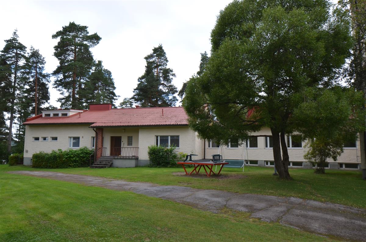 Sipiniemen opistorakennuksen eteläpääty idästä päin kuvattuna.&nbsp;(Päivi Makkonen&nbsp;2026)