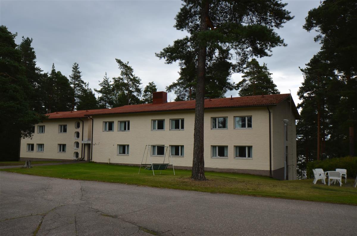Sipiniemen opiston asuntolarakennus lännestä päin kuvattuna.&nbsp;(Päivi Makkonen&nbsp;2026)
