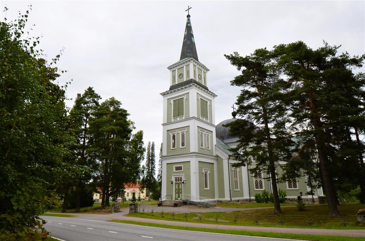 Ruokolahden kirkko Ukonsalmentieltä, lounaasta päin kuvattuna. Taustalla seurakuntakoti.&nbsp;(Päivi Makkonen&nbsp;2026)