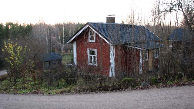 Rintelän rapattu asuinrakennus.&nbsp;(Teija Ahola&nbsp;5.11.2008)
