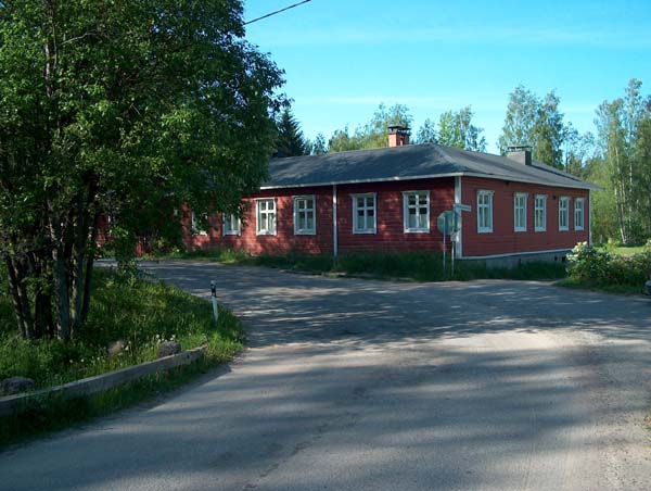 Entinen kauppana ja lomakylän toimistona palvellut rakennus nykyasussaan.&nbsp;(Pöyry Environment/Matti Veijovuori&nbsp;2007)