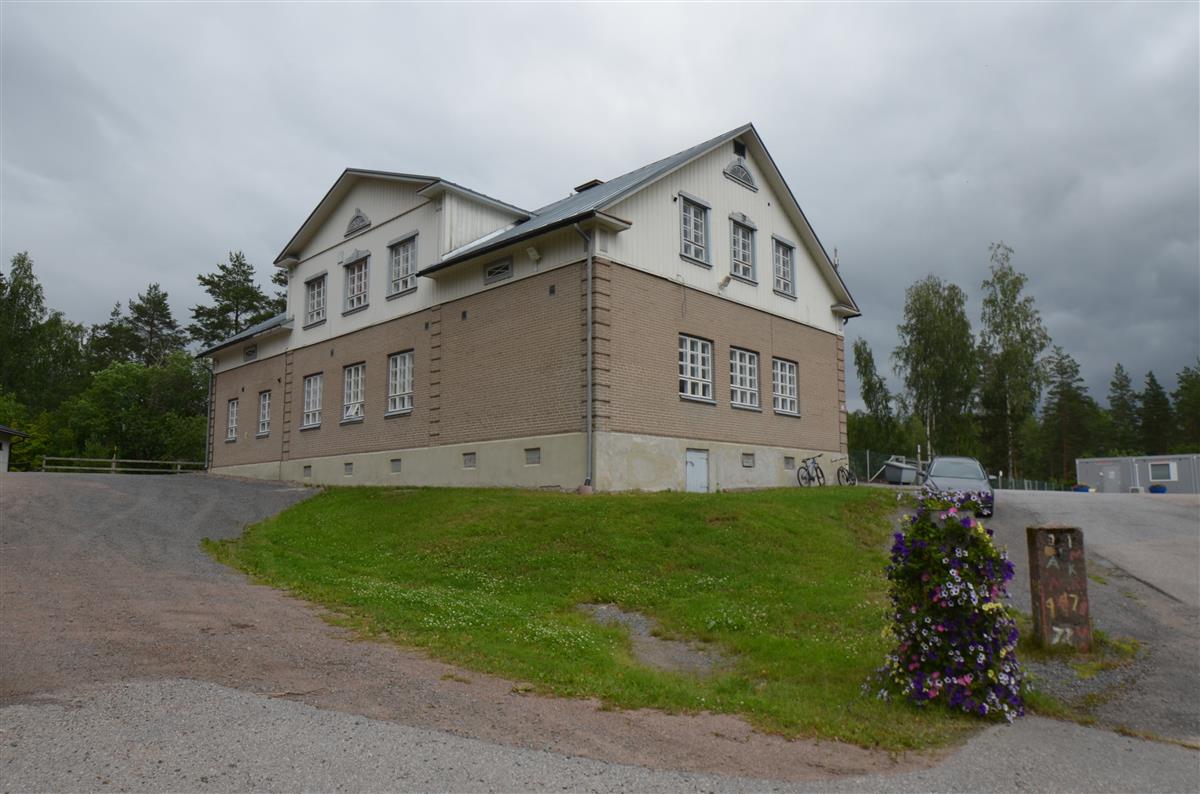 Savitaipaleen kivikoulun pihapiiriä lounaasta päin kuvattuna.&nbsp;(Päivi Makkonen&nbsp;2025)