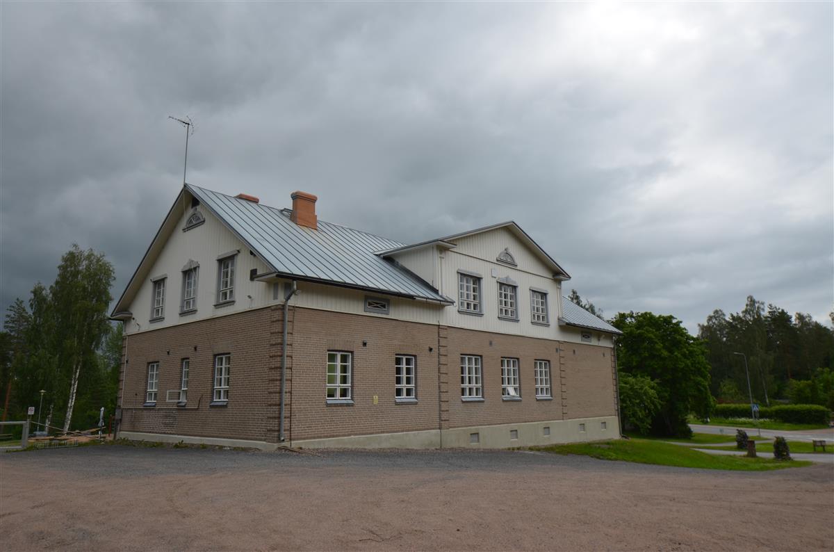 Savitaipaleen kivikoulu luoteesta päin kuvattuna.&nbsp;(Päivi Makkonen&nbsp;2025)
