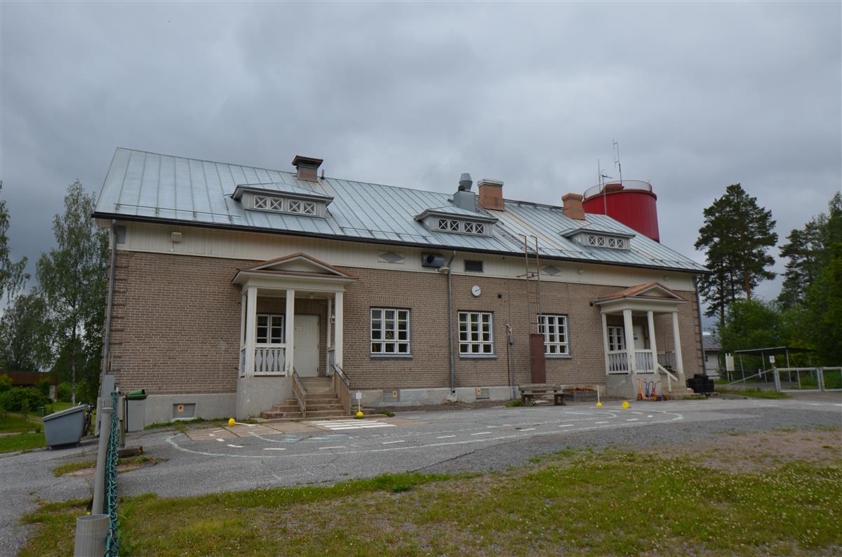 Savitaipaleen kivikoulun pihapiiriä idästä päin kuvattuna.&nbsp;(Päivi Makkonen&nbsp;2025)