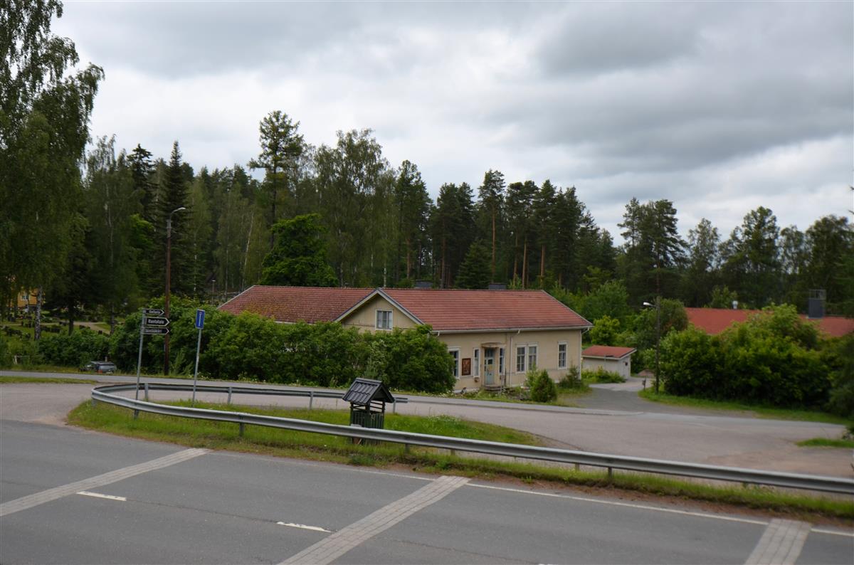 Savitaipaleen pitäjäntupa kirkon pihasta, Peltoinlahdentien yli etelästä päin kuvattuna.&nbsp;(Päivi Makkonen&nbsp;2025)
